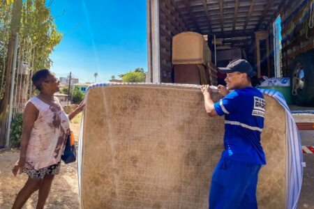 Família de Sandra fez a mudança neste sábado. Casa será demolida na próxima semana | Foto: Cindy Vitali/SMHARF PMPA