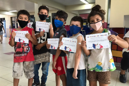 A baixa cobertura vacinal infantil e o risco de contaminação após o Carnaval são algumas das razões alegadas pelo município para manter o uso de máscara nas escolas. Foto: Valentin Thomaz