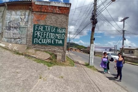 Moradores do Morro da Cruz protestam contra falta de água no bairro. Foto: Any Moraes/Arquivo Pessoal