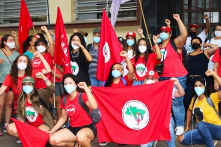 Mulheres do campo ocupam Secretaria Estadual da Agricultura em Porto Alegre