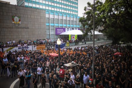 Servidores da segurança pública realizaram marcha e ato em frente ao Palácio Piratini. Foto: Luiza Castro/Sul21