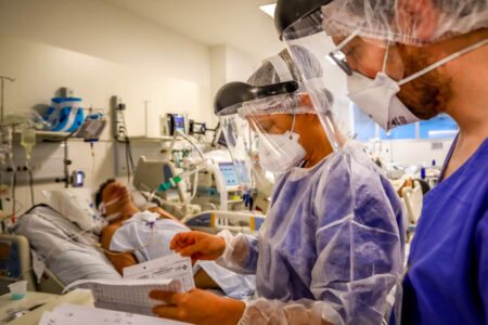 A quantidade de pacientes internados na UTI também cresceu na última semana. Foto: Silvio Avila/HCPA
