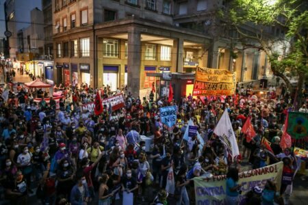 Luta por água, saúde, educação e contra a violência: O 8M em Porto Alegre