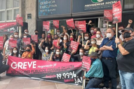 Servidores federais iniciam greve por reajuste salarial nesta 4ª