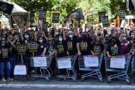 Com carrinhos  vazios e carros sem gasolina, servidores do Judiciário cobram reajuste salarial