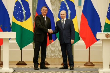 Jair Bolsonaro e Vladimir Putin, durante encontro em Moscou, em fevereiro. (Foto: Alan Santos/PR/Divulgação)