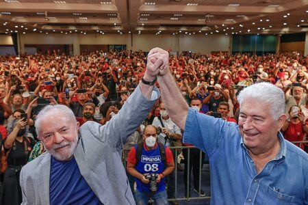 Lula participou, nesta sexta (18), em Curitiba, da filiação de Roberto Requião (à dir.) ao PT, para concorrer ao governo do Paraná nas eleições de 2022 | Foto: Ricardo Stuckert/Divulgação
