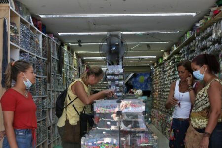 Diversas cidades do País já desobrigaram o uso de máscara em ambientes fechados. Foto: Tânia Rêgo/Agência Brasil