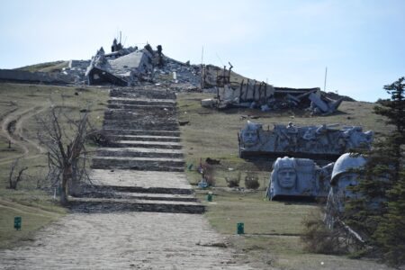 Monumento em homenagem aos soldados soviéticos mortos na tomada de uma colina do exército nazista, na região de Donbass. Área foi palco de novos combates.(Arquivo pessoal)