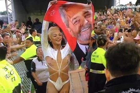 Durante show no Lollapalooza, Pablo Vittar levantou uma bandeira do ex-presidente Lula. Foto: Reprodução