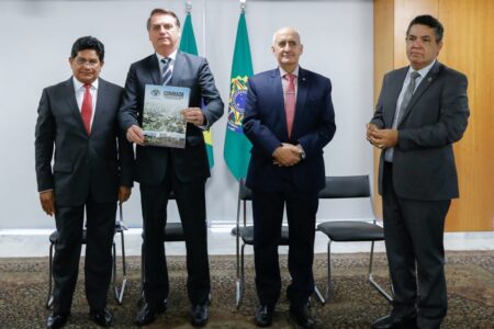 Gilmar Santos e Arilton Moura, citados em áudio de ministro, em evento oficial do governo ao lado de Bolsonaro. Foto: Carolina Antunes/PR