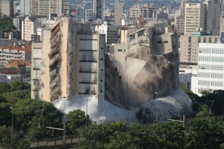 Prédio da Secretaria de Segurança Pública foi implodido no domingo (6). (Foto: Itamar Aguiar/Palácio Piratini)