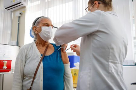 Campanha de vacinação contra gripe começa nesta segunda (4); confira os locais