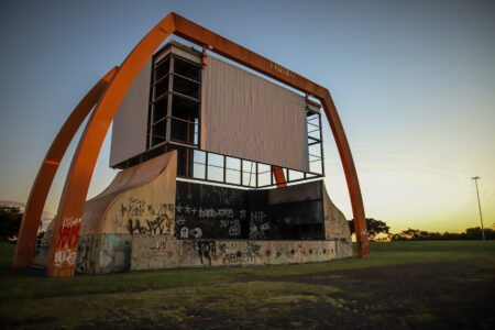 Símbolo do abandono, Anfiteatro Pôr do Sol tem o destino nas mãos da iniciativa privada