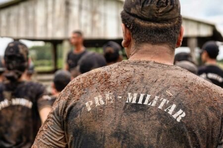 Estudantes do curso, que não tem vinculação com o Exército, fazem treinamento militar simulado, portando também simulações de armas | Foto: CTPM/Facebook