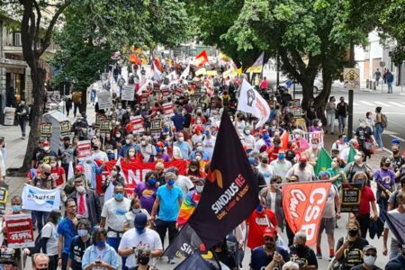 Manifestação em defesa da democracia e do serviço público toma ruas da Capital