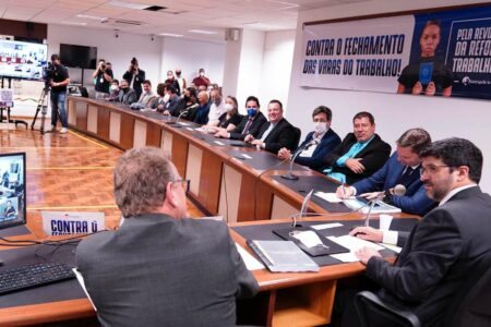 Participantes da audiência pública foram unânimes contra a medida que pode fechar as Varas. Foto: Celso Bender | Agência ALRS