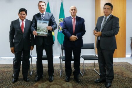 Jair Bolsonaro em reunião do Palácio do Planalto com os pastores que negociam recursos do MEC, Gilmar Santos e Arilton Moura, além do ministro Luiz Eduardo Ramos, da Secretaria-Geral da Presidência | Foto: Caroline Antunes/PR
