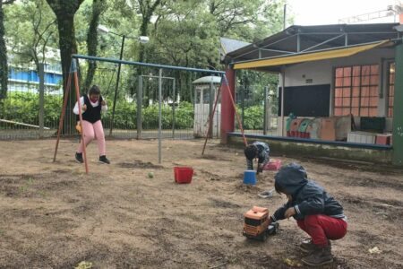 Desde a semana passada, antiga creche abriga estudantes indígenas com seus filhos. Foto: Alass Derivas