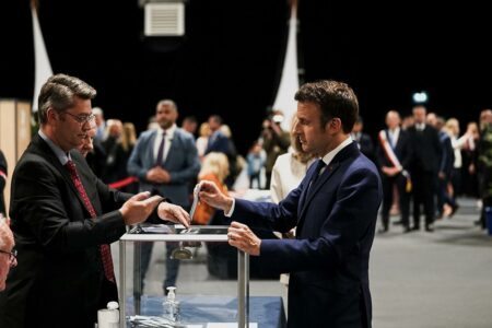 Emmanuel Macron é reeleito presidente da França