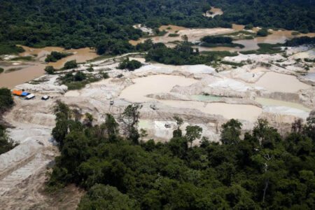 Garimpo influencia escalada de violência em terras indígenas. Foto: Marizilda Cruppe/Greenpeace
