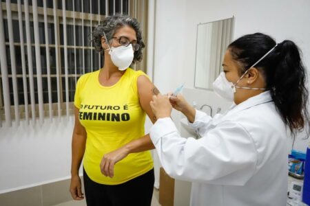 Vacinação contra covid-19 e gripe não ocorre no feriado e volta no sábado (16) em Porto Alegre