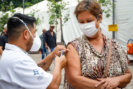 Capital tem aplicado 4ª dose em pessoas a partir de 40 anos. Foto: Cristine Rochol/PMPA