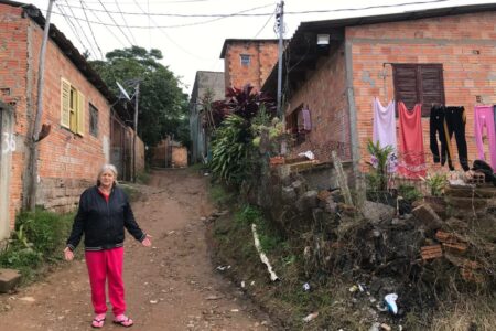 Maria Lúcia Vecchia mora na Alameda 12 do bairro Mario Quintana, onde ambulância não entra para socorrer os moradores. Foto: Luciano Velleda/Sul21