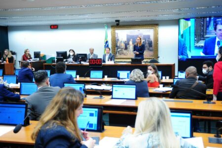 PEC que propõe cobrança de mensalidade em universidade pública agita debate na Câmara