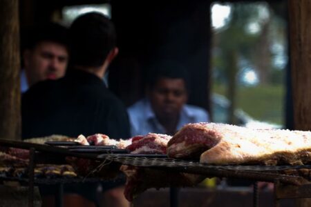 Projeto de lei pretende liberar churrasquinho nas calçadas de Porto Alegre