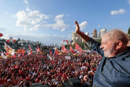 Lula diz que Brasil precisa voltar ao tempo em que o amor e a cultura superam o ódio e a ignorância