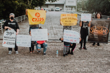 Terceirizadas da Educação protestam contra falta de pagamento: ‘Como fica o Dia das Mães?’