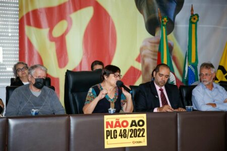 Reunidas na sede do Cpers, entidades se mobilizam contra aprovação do projeto que será votado nesta terça (10). Foto: Caco Argemi/Cpers Sindicato