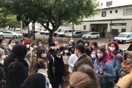 Residentes do GHC realizaram ato, nesta terça (17), em frente ao Hospital. (Divulgação)