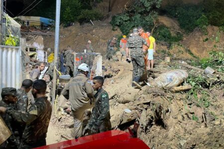 Chuvas fortes causaram muitos deslizamentos de terra. (Foto: Divulgação/Exército)