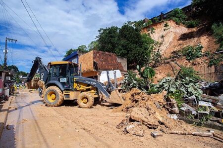 Chuvas causaram deslizamentos no Recife e em outras cidades pernambucanas - Reprodução/Twitter João Campos