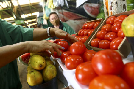 Preços dos alimentos pesam mais entre os 10% mais pobres. (Foto: Marcelo Camargo/Agência Brasil)
