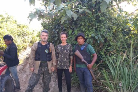 Ricardo Rao (segundo da esquerda para a direita), durante ação em território indígena no Maranhão. À esquerda dele, o guardião da floresta Paulo Paulino, assassinado durante missão dentro da Terra Indígena Arariboia. (Arquivo pessoal)