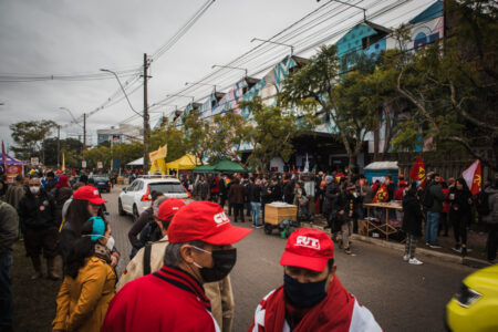 Milhares formam filas para ver Lula em Porto Alegre