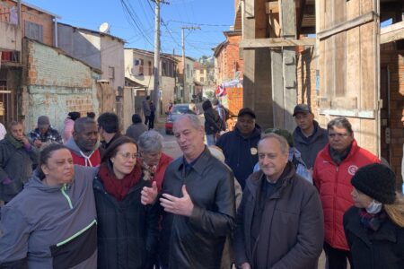 Ciro Gomes visita escola fechada por governo estadual na Vila Cruzeiro