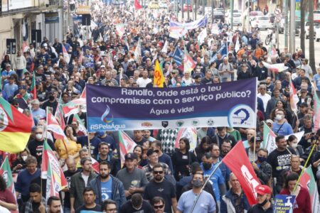 Ato contra privatização da Corsan reúne milhares de pessoas em Porto Alegre