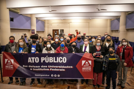 ADUFRGS e mais 20 entidades lançam manifesto contra cortes na educação pelo governo federal