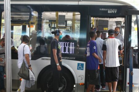 Estudo mostra que gasolina mais cara faz pessoas trocarem carro por ônibus