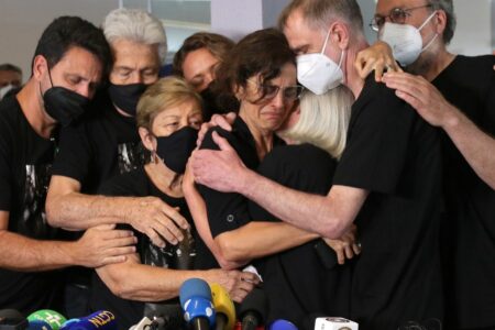 Familiares e amigos se despedem de Dom Phillips em funeral em Niterói