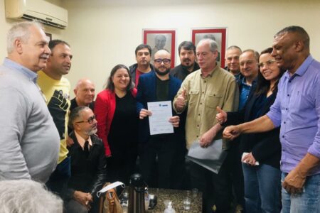 Ugeirm, Cobrapol e Feipol-Sul entregam a Ciro Gomes reivindicações da Polícia Civil