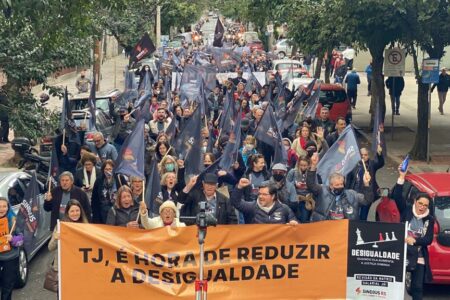 Após assembleia, trabalhadores foram até o Tribunal de Justiça. Foto: Sindjus/RS