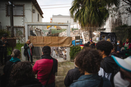 Mobilização levou moradores da Capital à frente do que foi a casa de Caio. Foto: Joana Berwanger/Sul21