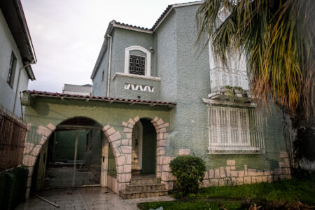 Antiga casa de Caio Fernando Abreu em Porto Alegre começa a ser demolida