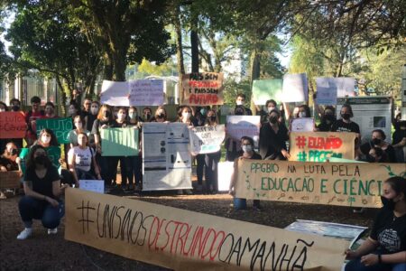 Ato contra fechamento de PPGs reúne comunidade acadêmica na Unisinos