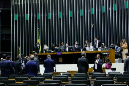 Congresso aprova LDO sem obrigar execução de emendas de relator